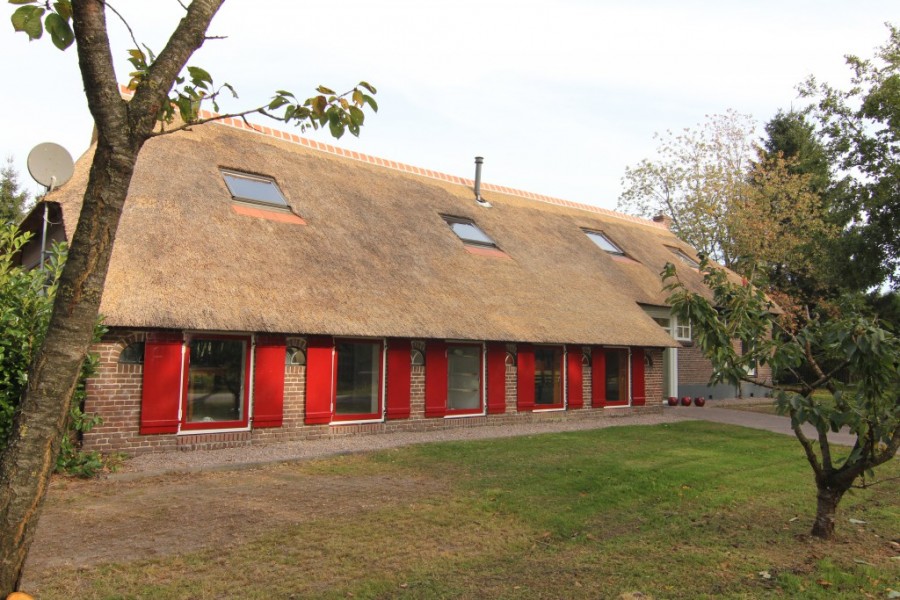 Het familiehuis, rietgedekte boerderij voor 20 personen